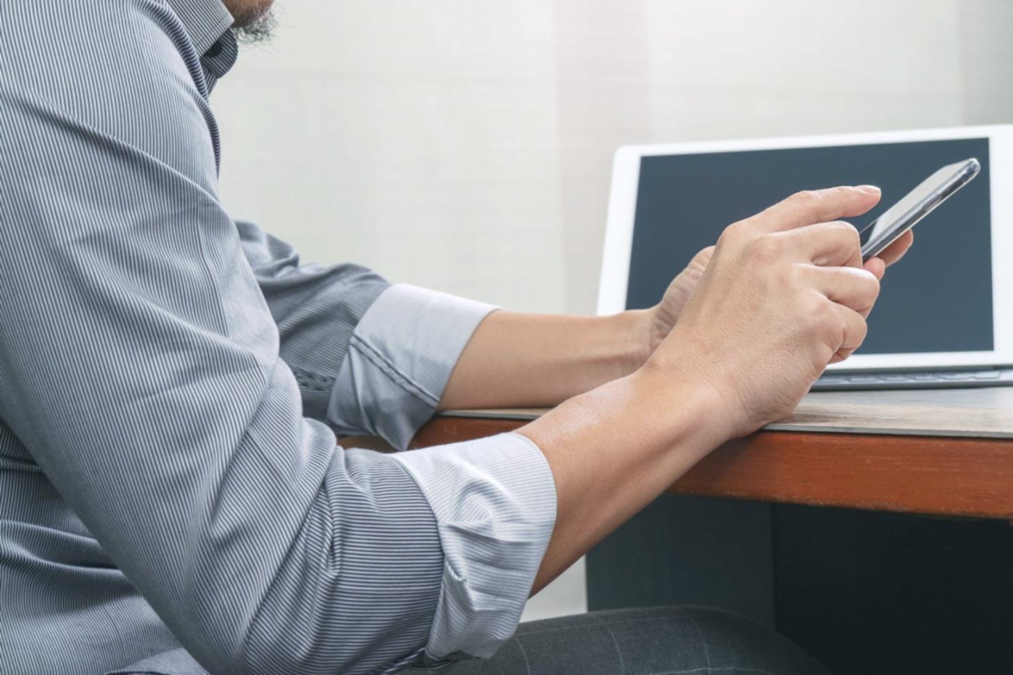 Équipe d'experts SEO analysant des données techniques et des rapports de crawl