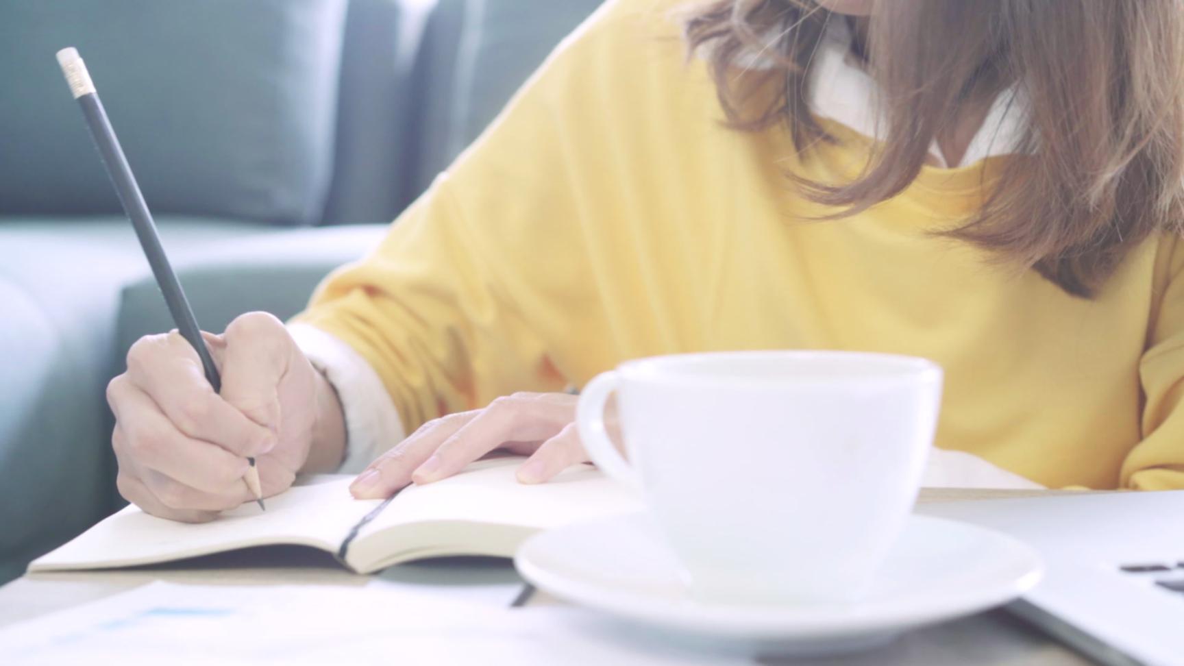 Espace de travail moderne avec équipement technologique pour webinaires